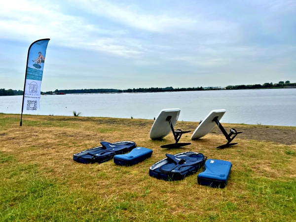 Persoon die een Lift Foils eFoil surft op het Valkenburgse Meer - Fly Surf